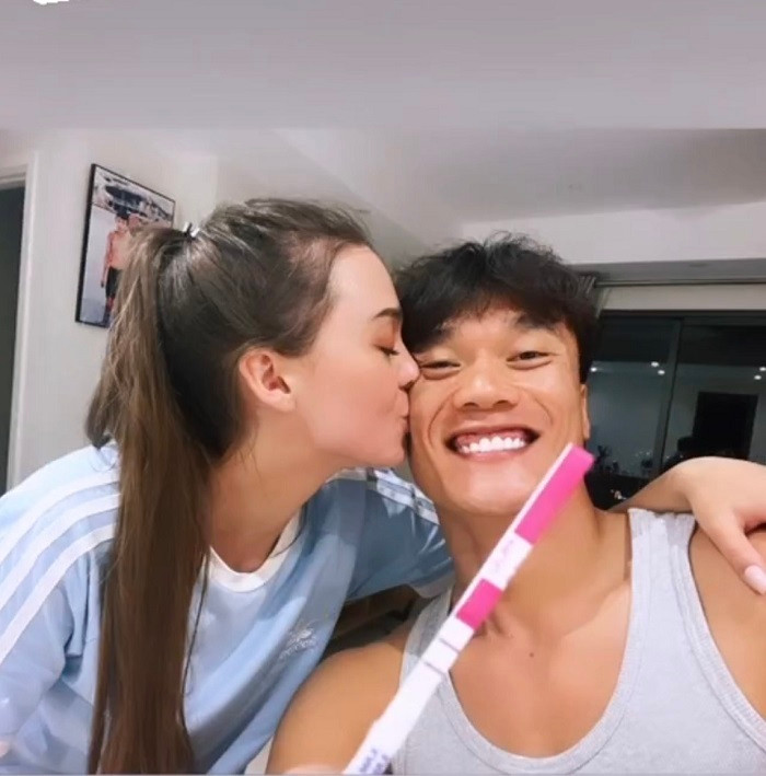 Vợ Tây của Bùi Tiến Dũng muốn tạo cho chồng sự bất ngờ nên đã giấu chiếc que thử thai trong bàn tay. Sau đó cô nàng từ từ xòe tay ra cho chồng nhìn.