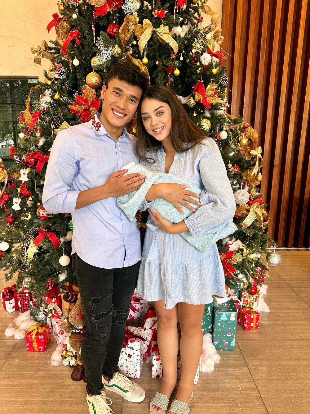 Lúc đầu, Bùi Tiến Dũng có đôi chút ngơ ngác không hiểu chuyện gì. Sau khi vợ lật chiếc que thử thai rõ hai vạch nên chàng cựu thủ môn U23 Việt Nam như vỡ òa hạnh phúc.