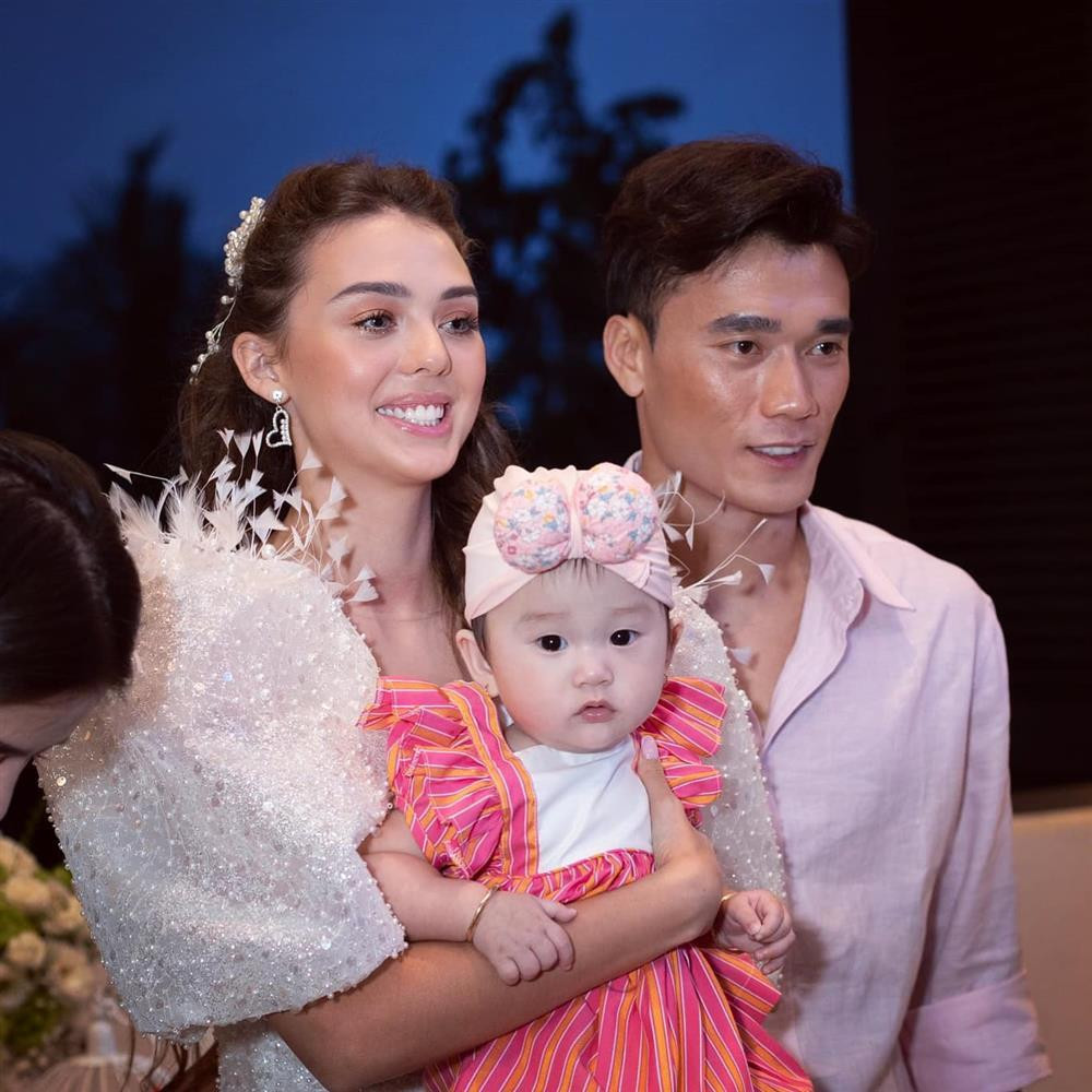 Bùi Tiến Dũng nở nụ cười phớ lớ không ngừng lắc lắc tay vợ cùng biểu cảm cực kỳ sung sướng. Nam thủ môn còn giơ hai tay lên làm động tác như ăn mừng chiến thắng.