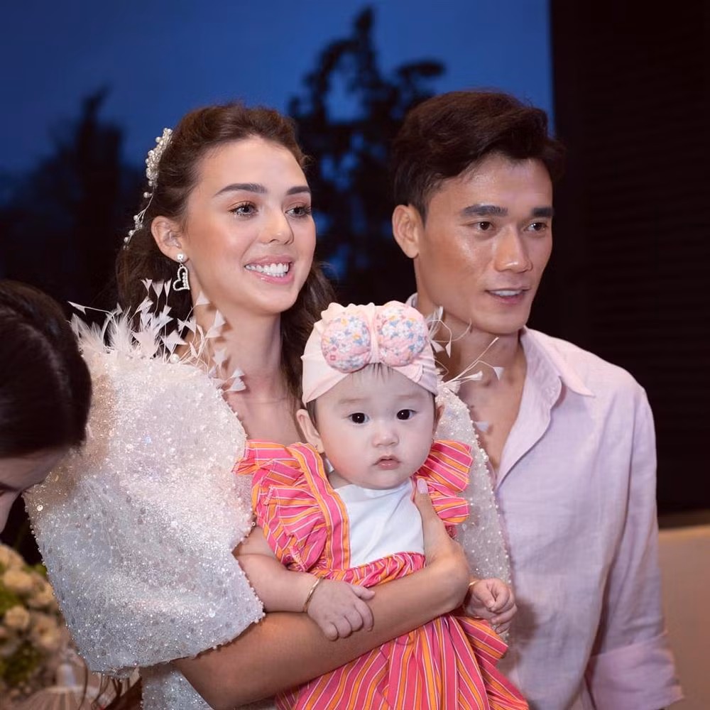 Bùi Tiến Dũng nở nụ cười phớ lớ không ngừng lắc lắc tay vợ cùng biểu cảm cực kỳ sung sướng. Nam thủ môn còn giơ hai tay lên làm động tác như ăn mừng chiến thắng.