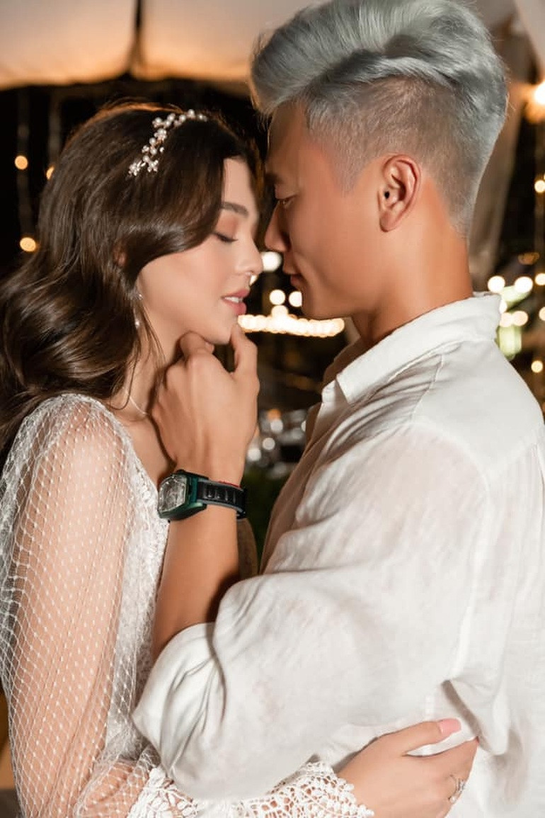 Theo đó, Bùi Tiến Dũng ân cần chăm vợ từ những việc nhỏ nhất. Ngay khi biết tin bà xã mang bầu, anh chàng đã hào hứng check-in cùng chiếc que thử thai 2 vạch.