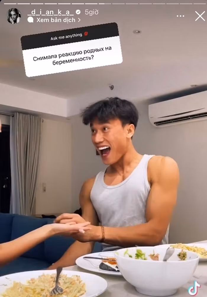 Chàng thủ môn xứ Thanh liên tục nở nụ cười tươi rói cũng như thể hiện những cử chỉ thân mật với vợ.