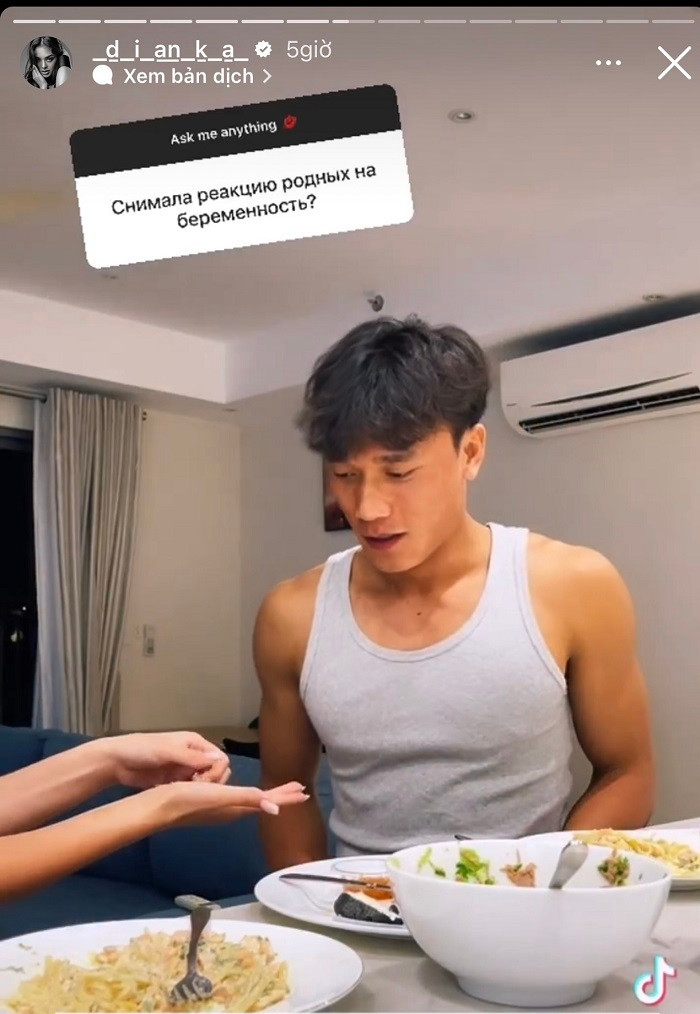 Cụ thể, đó là thời gian hai vợ chồng "Dũng gôn" đang cùng nhau ăn cơm. Cả hai vô cùng ngọt ngào, dù đang ăn cũng không ngần ngại “khóa môi” đối phương.