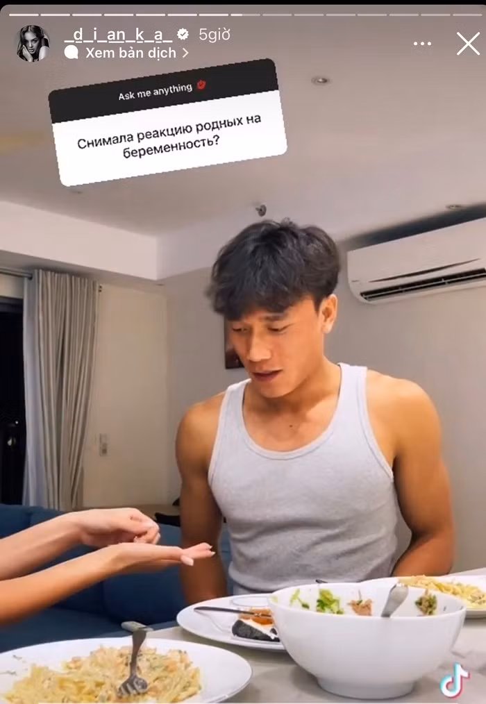 Cụ thể, đó là thời gian hai vợ chồng "Dũng gôn" đang cùng nhau ăn cơm. Cả hai vô cùng ngọt ngào, dù đang ăn cũng không ngần ngại “khóa môi” đối phương.