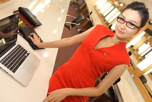 Nói về nghề MC, Thanh Huyền cho biết. "Tôi từng đứng trước gương tự nói chuyện một mình. Thấy MC trên ti-vi, tôi thích lắm, cứ bắt chước khua chân múa tay như họ. Nghĩ lại thì buồn cười vô cùng nhưng cũng may đó lại là bước khởi động cho công việc hiện giờ”.