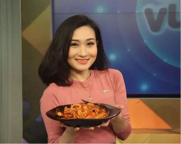 Bên cạnh nghiệp diễn, Thanh Huyền rẽ sang hướng làm MC các chương trình như: "Bữa trưa vui vẻ", "Thư viện cuộc sống",...