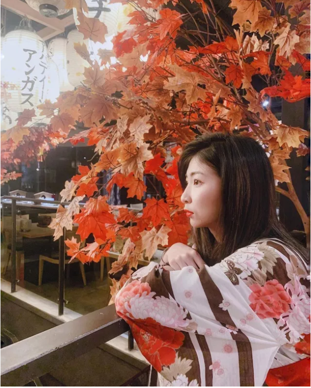 Mặc dù bị lớp khẩu trang che gần hết gương mặt nhưng với chút ít còn lộ ra, nhiều người đều dành những lời khen có cánh cho cô gái đến từ Đài Loan và chắc mẩm đó là một hot girl đích thực.