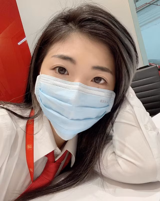 Thế nhưng, có lẽ việc hướng dẫn đeo khẩu trang không phải là điều mà cộng đồng mạng chú ý nhất. Thứ khiến cho tất cả tập trung đó là sự tò mò về nhan sắc thật có của cô nàng.