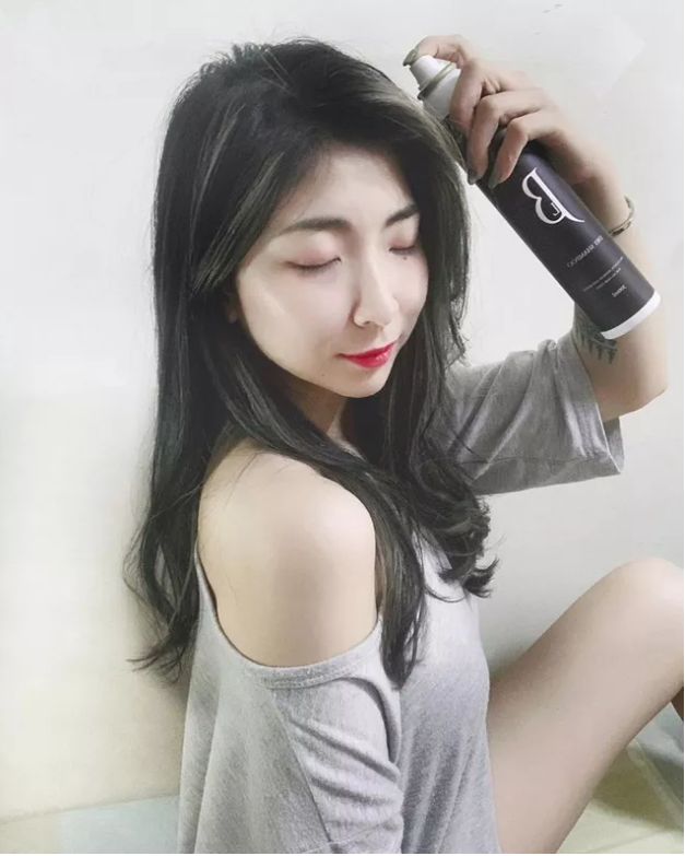 Không mất quá nhiều thời gian để mọi người tìm ra danh tính của hot girl khẩu trang. Cô nàng có tên Fuzhong Yang đến từ Đài Loan và sở hữu Instagram có nickname @fufu0615.