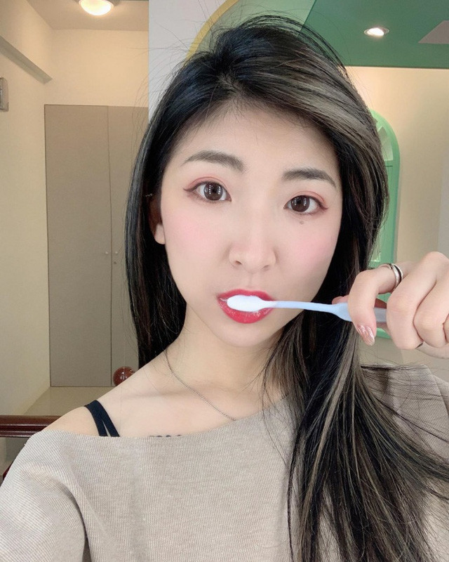 Và không phải thất vọng, dân tình đã xác nhận đây là hot girl khẩu trang đích thực từ đôi mắt tròn to, gương mặt đẹp không tì vết và đặc biệt vóc dáng cực chuẩn.