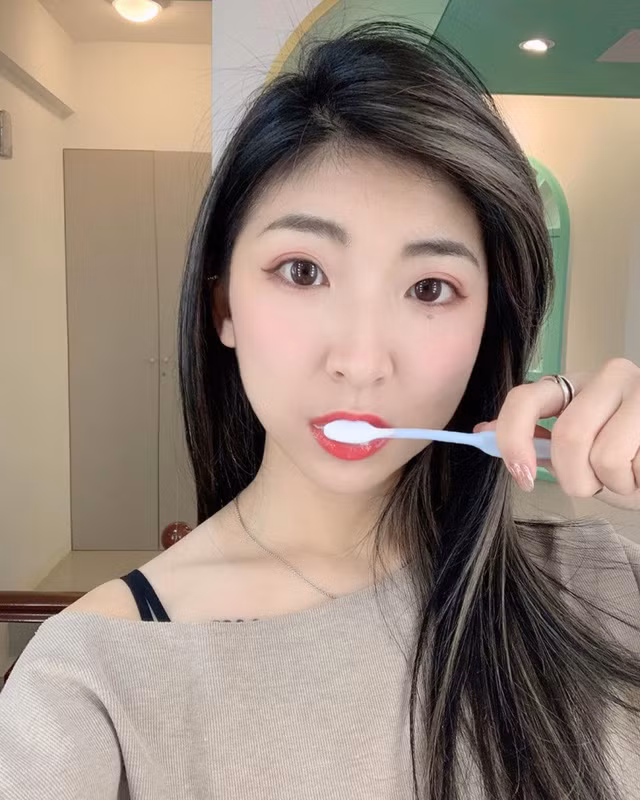 Và không phải thất vọng, dân tình đã xác nhận đây là hot girl khẩu trang đích thực từ đôi mắt tròn to, gương mặt đẹp không tì vết và đặc biệt vóc dáng cực chuẩn.