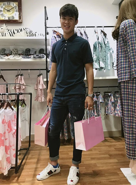 Cũng chính nhờ việc kinh doanh quần áo và thu nhập từ đá bóng mà ngay sau khi tổ chức đám cưới, vợ chồng Duy Mạnh đã sắm được nhà riêng.