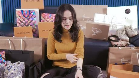 Nếu thường xuyên theo dõi những hoạt động của Quỳnh Anh, người ta sẽ không còn xa lạ với bộ sưu tập hàng hiệu đến từ các nhãn hàng xa xỉ bật nhất thế giới của Công chúa Béo, tính sơ vài món cùng đã hơn tỉ đồng.