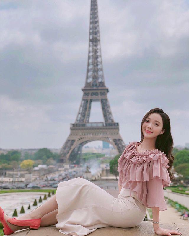 Được biết, Min Ji hiện tại đang là nữ tiếp viên của hãng Korean Air. Đây cũng là hãng hàng không đầu châu Á và nằm trong top 20 hãng hàng không lớn nhất thế giới với những quy định tuyển dụng nghiêm ngặt: không đeo kính có gọng, hàm răng đều, trắng, móng tay không được để dài quá 3mm, không có dị tật, hình xăm, sẹo.