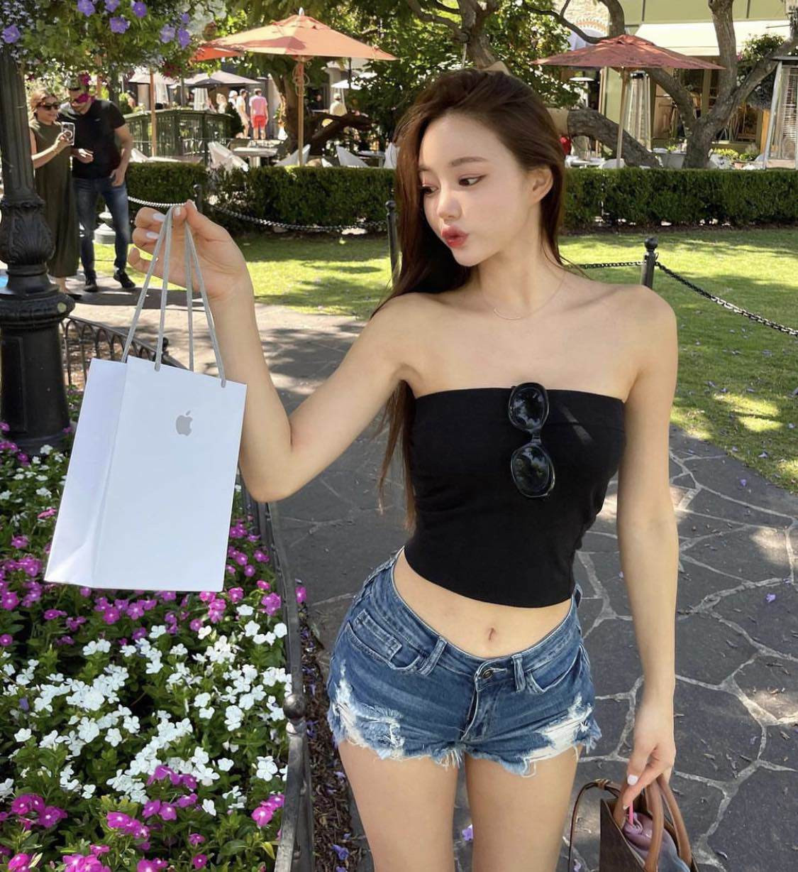 Trên trang cá nhân, Min Ji cũng sở hữu đông đảo người theo dõi. Ở ngoài đời, cô gây ấn tượng với gương mặt xinh như búp bê cùng đường cong hình chữ S hoàn hảo.