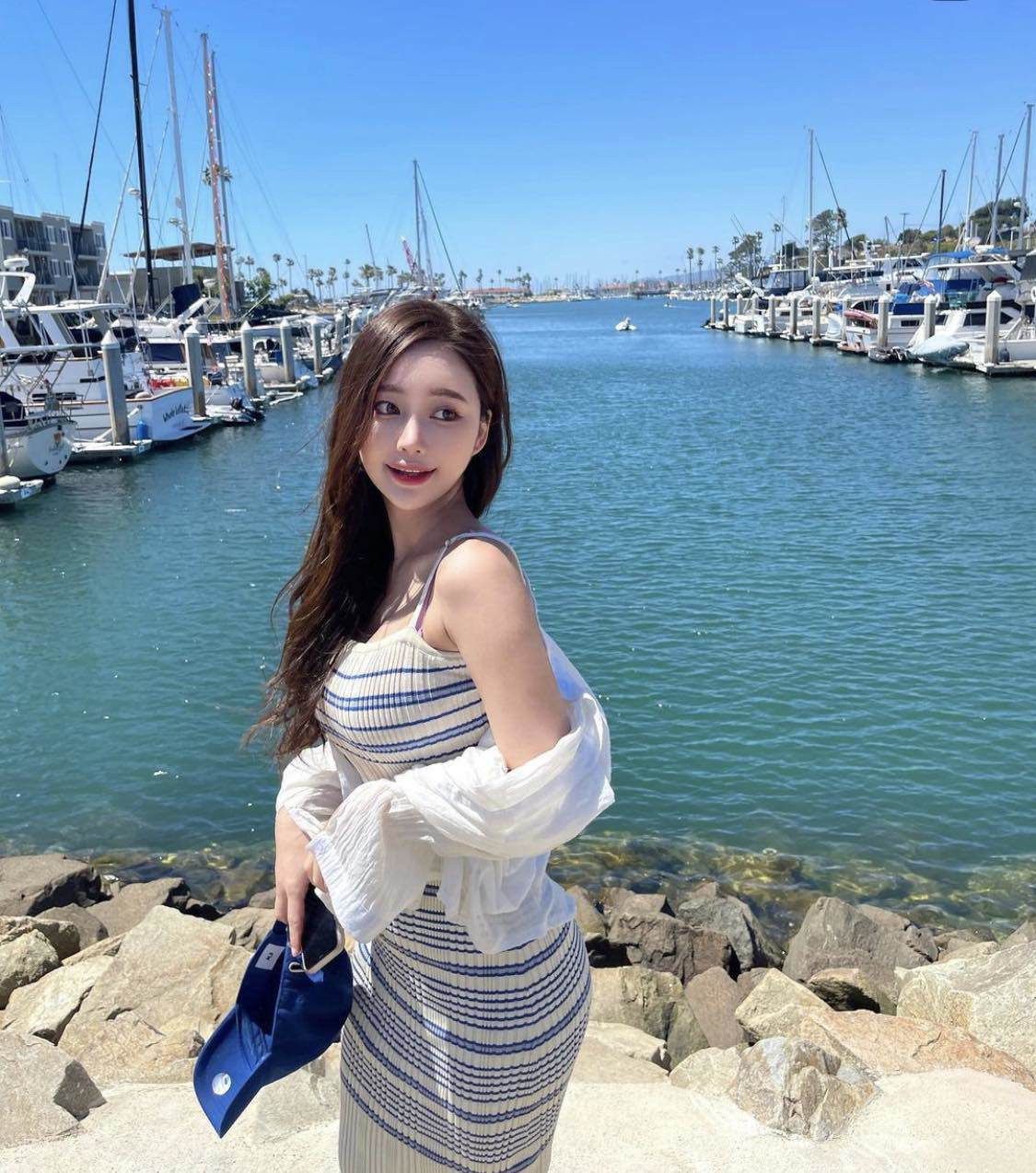 Min Ji cũng thường xuyên chia sẻ những khoảnh khắc check-in ở nhiều địa điểm du lịch tại nhiều quốc gia khác nhau như Mỹ, Pháp, Ý, Thụy Sĩ,...