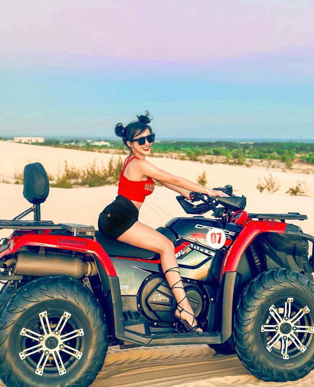 Làn da trắng mịn nên người đẹp dễ dàng chinh phục mọi loại màu sắc.