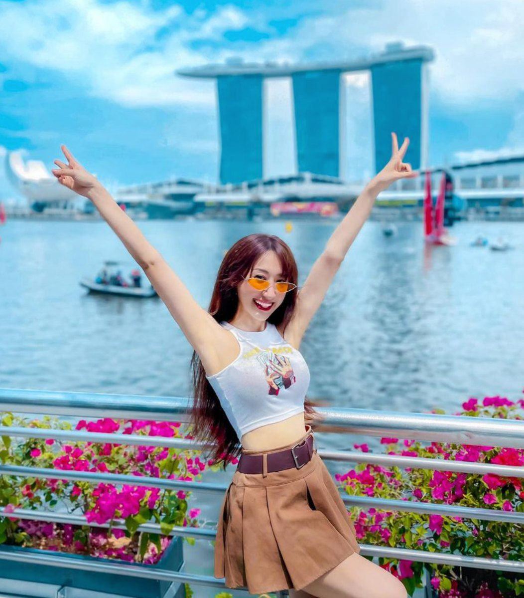 Co giao day tieng Anh me dien do khoet sau khoe body mien che