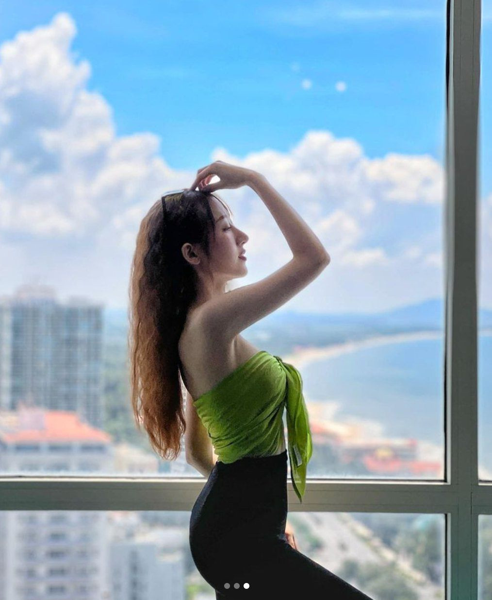 Được biết, cô nàng này tên là Huỳnh Vũ Thủy Tiên (Tiên Tinker), hiện đang là giáo viên dạy ngoại ngữ tại một học viện.