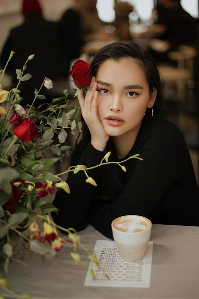 Ở phần bình luận, netizen vừa khen mặt mộc của Linda vừa bóc mẽ màn khoe khéo của cặp đôi: "Mặt mộc xinh quá!", "Thích Linda mặt mộc hơn make up", "Xinh thật sự!", "Background nút bạc hơi bị xịn nha",...