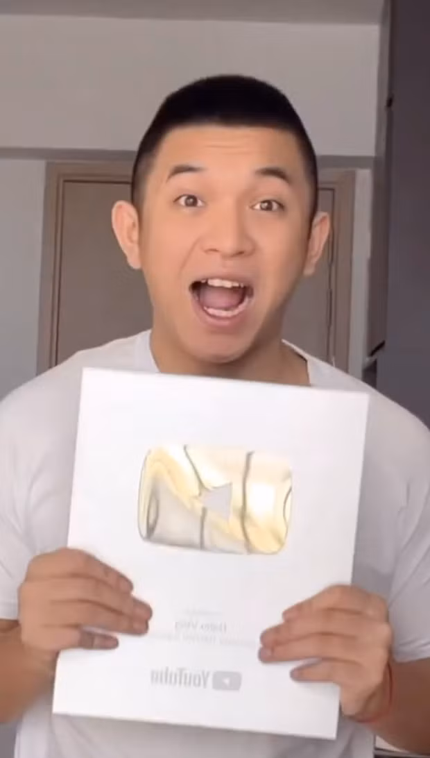 Sau đó không để netizen phải đợi lâu, hot TikToker Linda Ngô ngay lập tức biến hình với lớp make up sắc sảo thường thấy. Tuy nhiên nhiều người cũng nhanh chóng lật tẩy gái xinh, phát hiện ra cô nàng để lộ mặt mộc là phụ còn khoe chuyện mới được nút bạc YouTube mới là chính.