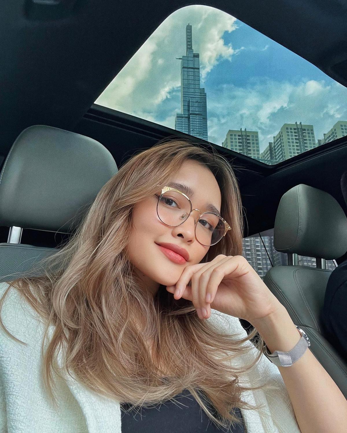 Bên cạnh đó, Linda Ngô cũng dần hướng bản thân trở thành KOL (người có sức ảnh hưởng) khi các video đăng tải thường đan xen đi kèm với sản phẩm hay dịch vụ quảng cáo.