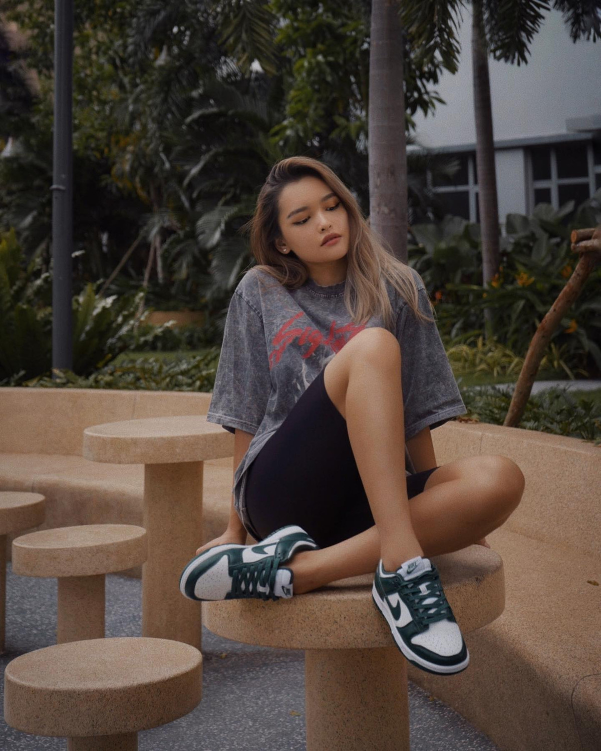 Trong các clip của mình, Linda Ngô xây dựng hình tượng cô gái hay dỗi và sở hữu “full combo” quyền lực của người phụ nữ trong gia đình. Ngược lại, đằng trai có vẻ sợ bạn gái một phép nhưng cũng không kém phần lém lỉnh, rất thích trêu ngược để nàng giận dỗi.