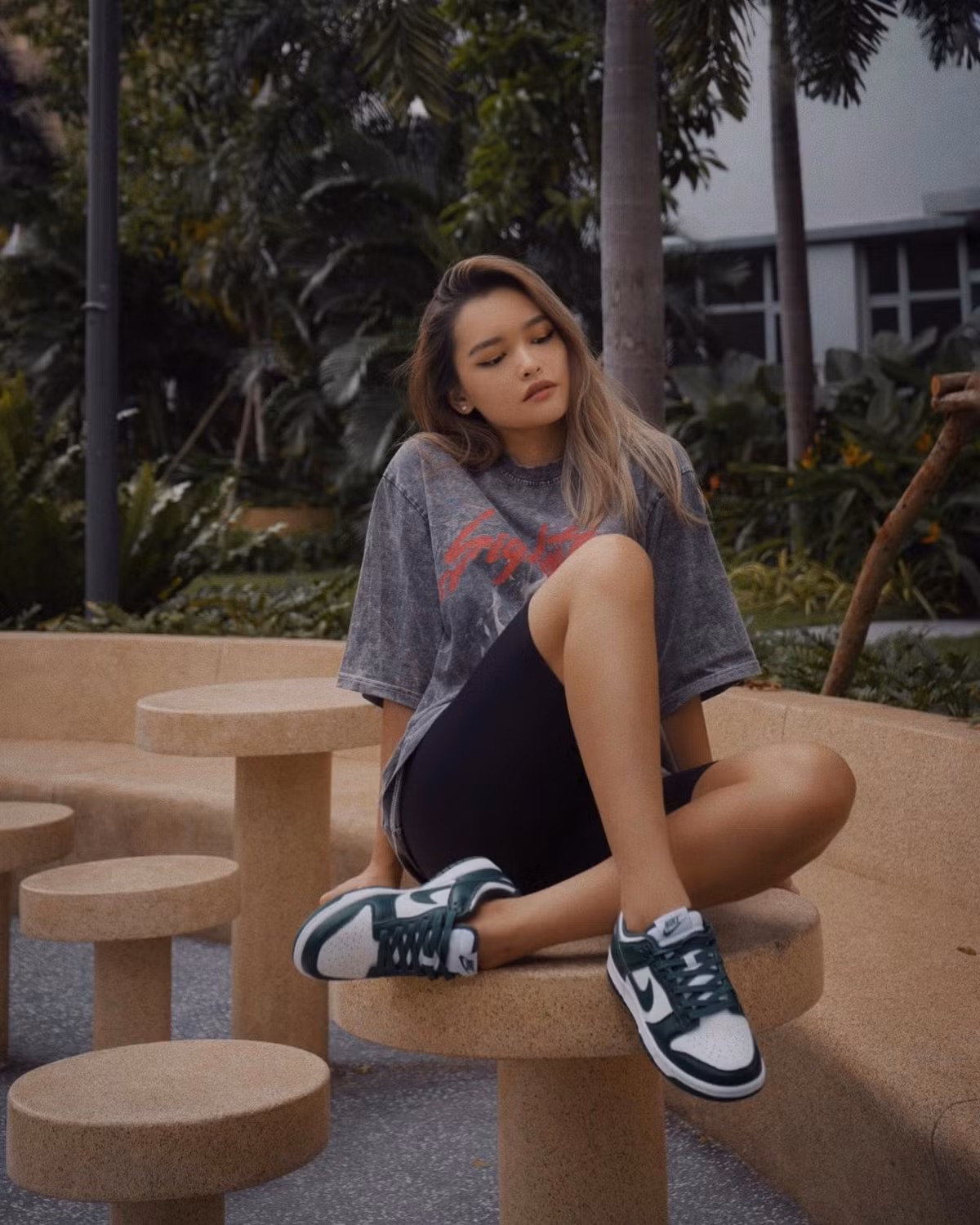 Trong các clip của mình, Linda Ngô xây dựng hình tượng cô gái hay dỗi và sở hữu “full combo” quyền lực của người phụ nữ trong gia đình. Ngược lại, đằng trai có vẻ sợ bạn gái một phép nhưng cũng không kém phần lém lỉnh, rất thích trêu ngược để nàng giận dỗi.