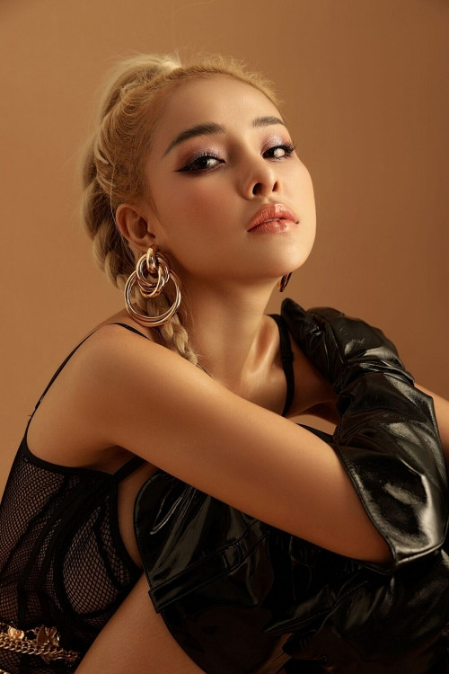 Ý thức được hành động của hot girl Ngân 98 nên ngay lập tức Lương Bằng Quang gạt tay cô ra. Cử chỉ thân mật "đỏ mặt" này của cặp đôi lập tức trở thành chủ đề tranh cãi của cộng đồng mạng.