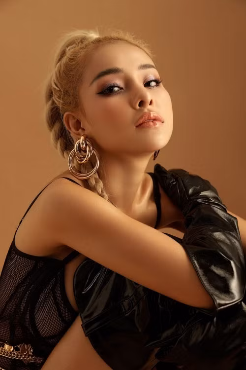 Ý thức được hành động của hot girl Ngân 98 nên ngay lập tức Lương Bằng Quang gạt tay cô ra. Cử chỉ thân mật "đỏ mặt" này của cặp đôi lập tức trở thành chủ đề tranh cãi của cộng đồng mạng.