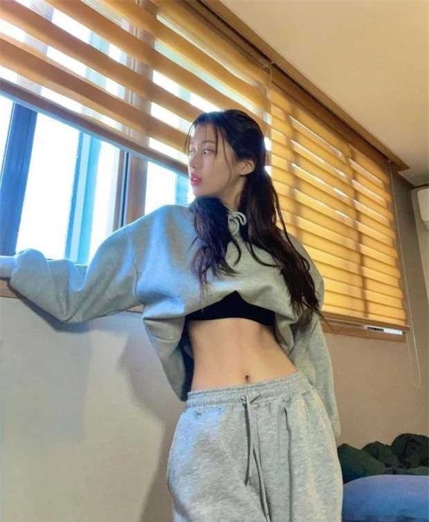 Vòng eo siêu thực này của Han Sara đã khiến dân mạng nháo nhào bàn tán và bày tỏ sự khó tin.