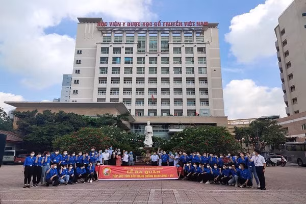 Hoc vien Y Duoc hoc co truyen Viet Nam len duong chi vien cho Bac Giang