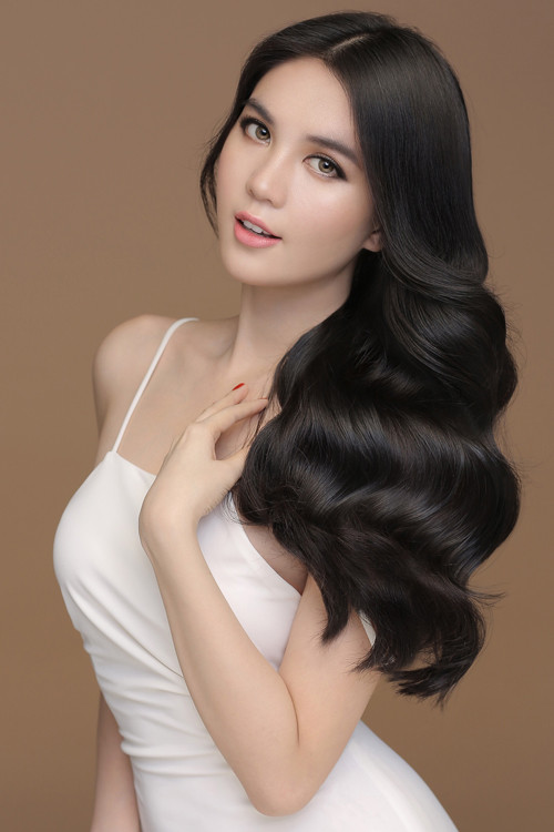 Còn nhớ cách đây gần 2 năm, chính rich kid này cũng đã từng gây chấn động MXH vì vung tay chi gần 100 triệu mua vé thương gia để được ngồi cạnh Ngọc Trinh trong chuyến bay Dubai hồi 2019.