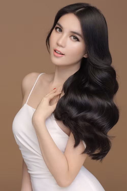 Còn nhớ cách đây gần 2 năm, chính rich kid này cũng đã từng gây chấn động MXH vì vung tay chi gần 100 triệu mua vé thương gia để được ngồi cạnh Ngọc Trinh trong chuyến bay Dubai hồi 2019.