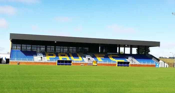 Ngoài ra, Nouste Camp đáp ứng các tiêu chuẩn cơ bản khác của Ligue 2. Sân vận động này có một phòng họp báo nhỏ, một phòng bán đồ lưu niệm và một phòng an ninh theo dõi khoảng 30 camera đặt khắp sân.