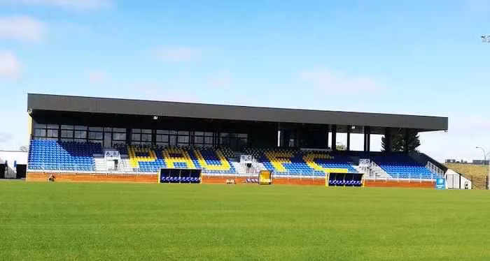 Ngoài ra, Nouste Camp đáp ứng các tiêu chuẩn cơ bản khác của Ligue 2. Sân vận động này có một phòng họp báo nhỏ, một phòng bán đồ lưu niệm và một phòng an ninh theo dõi khoảng 30 camera đặt khắp sân.