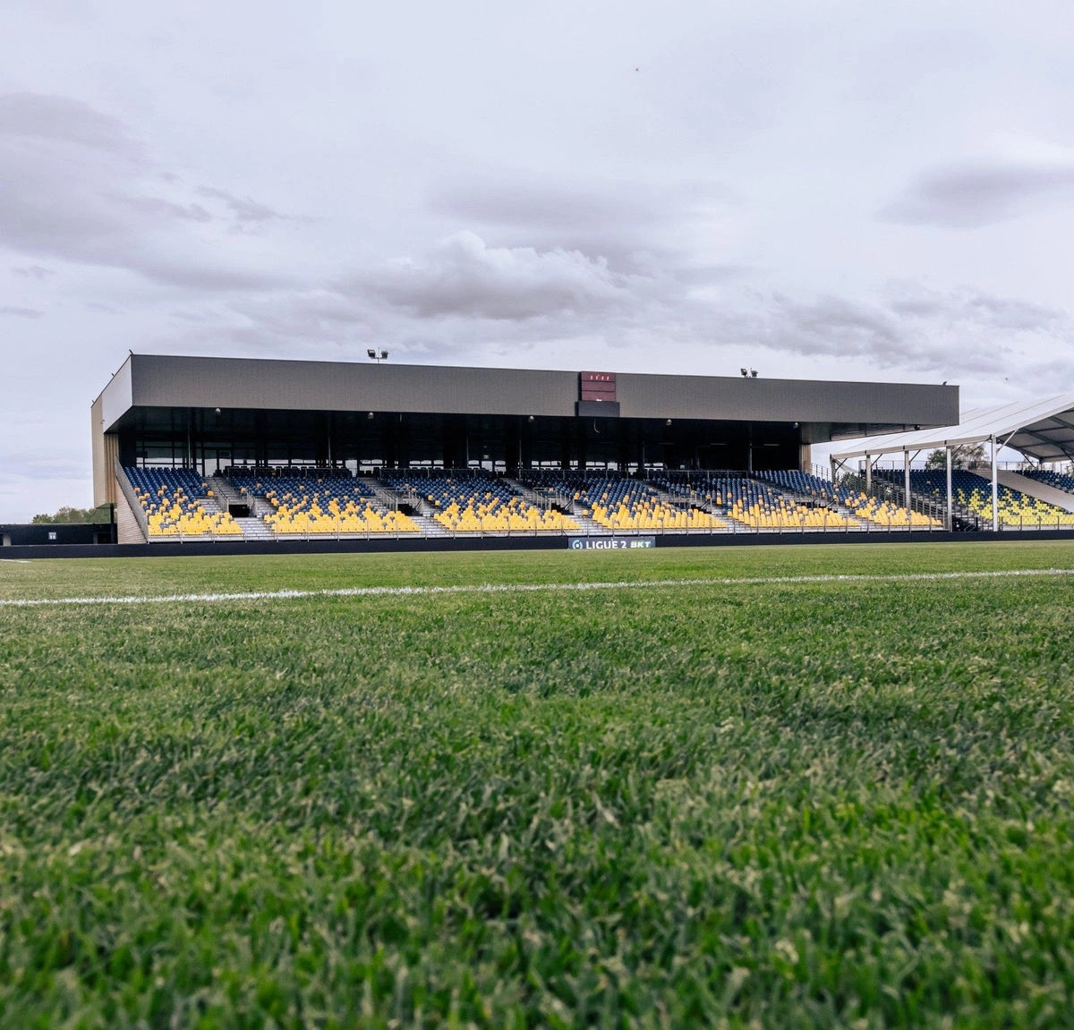 Nếu không có gì bất ngờ xảy ra vào phút chót, Pau FC sẽ trở thành bến đỗ đầu tiên của Nguyễn Quang Hải sang Pháp.