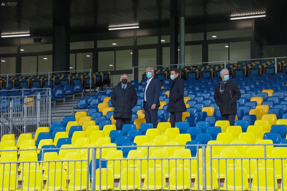 Pau FC là CLB nhỏ đang chơi ở giải hạng 2 Pháp (Ligue 2), có lịch sử và cơ sở vật chất khiêm tốn. Trước đây, đội bóng này chưa từng thăng hạng Ligue 1.