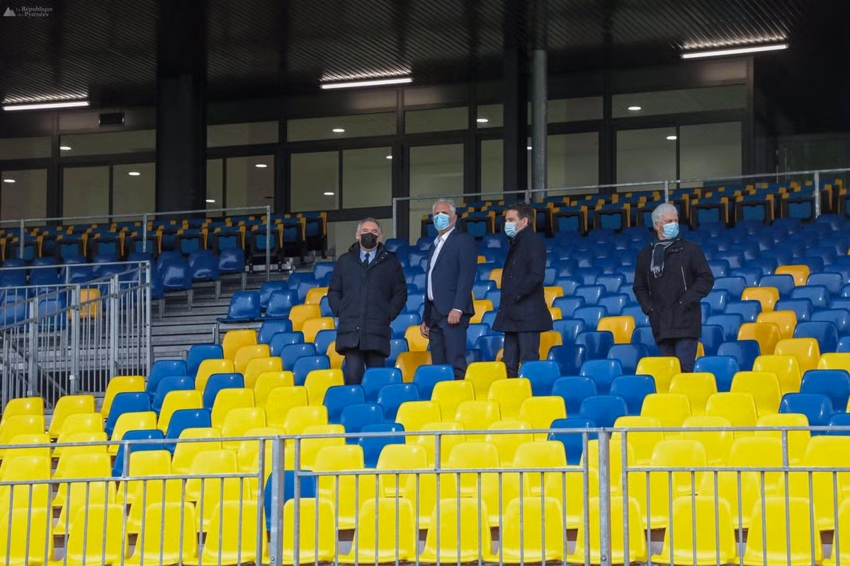 Pau FC là CLB nhỏ đang chơi ở giải hạng 2 Pháp (Ligue 2), có lịch sử và cơ sở vật chất khiêm tốn. Trước đây, đội bóng này chưa từng thăng hạng Ligue 1.