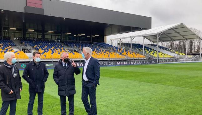 Nouste Camp do kiến trúc sư Despré thiết kế, với 2 khán đài chính ở 2 bên.