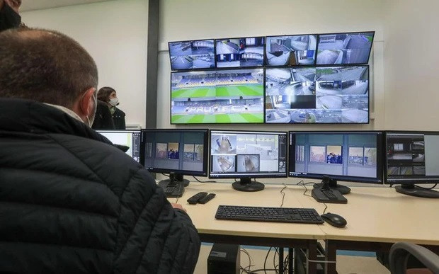 Một phần khu vực khán đài vip sẽ có đệm ở ghế ngồi. Tất cả ghế ngồi tại Nouste Camp được sơn màu xanh, vàng - màu truyền thống của Pau FC.