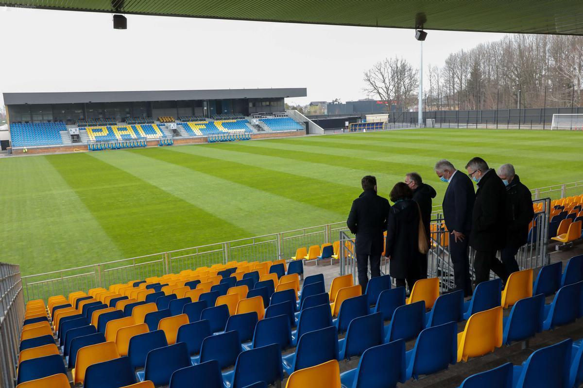 Ở vị trí dành cho khán đài C, D thông thường, sân Nouste Camp không sử dụng mà dựng hàng rào để chắn bóng.