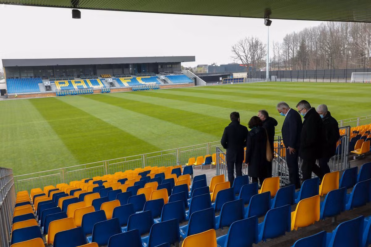 Ở vị trí dành cho khán đài C, D thông thường, sân Nouste Camp không sử dụng mà dựng hàng rào để chắn bóng.