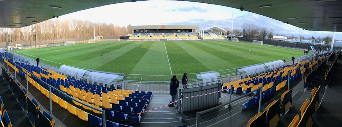 Bên trong Nouste Camp, phòng thay đồ của các cầu thủ cũng khác sơ sài với các hộc để đồ, chỗ ngồi kết hợp bằng gỗ.