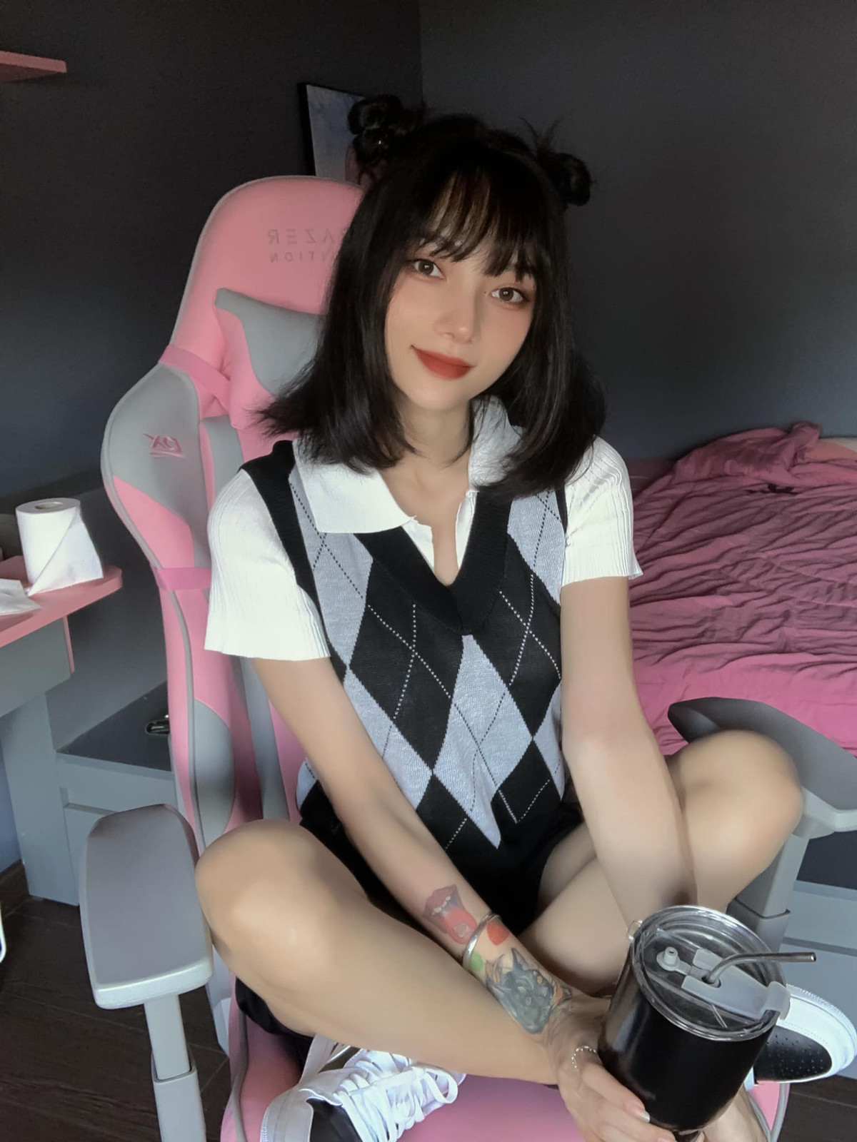 Mặc dù không quá cao - 1m63 nhưng cô có hình thể cân đối với số đo lần lượt là 83 - 54 - 86 cm.