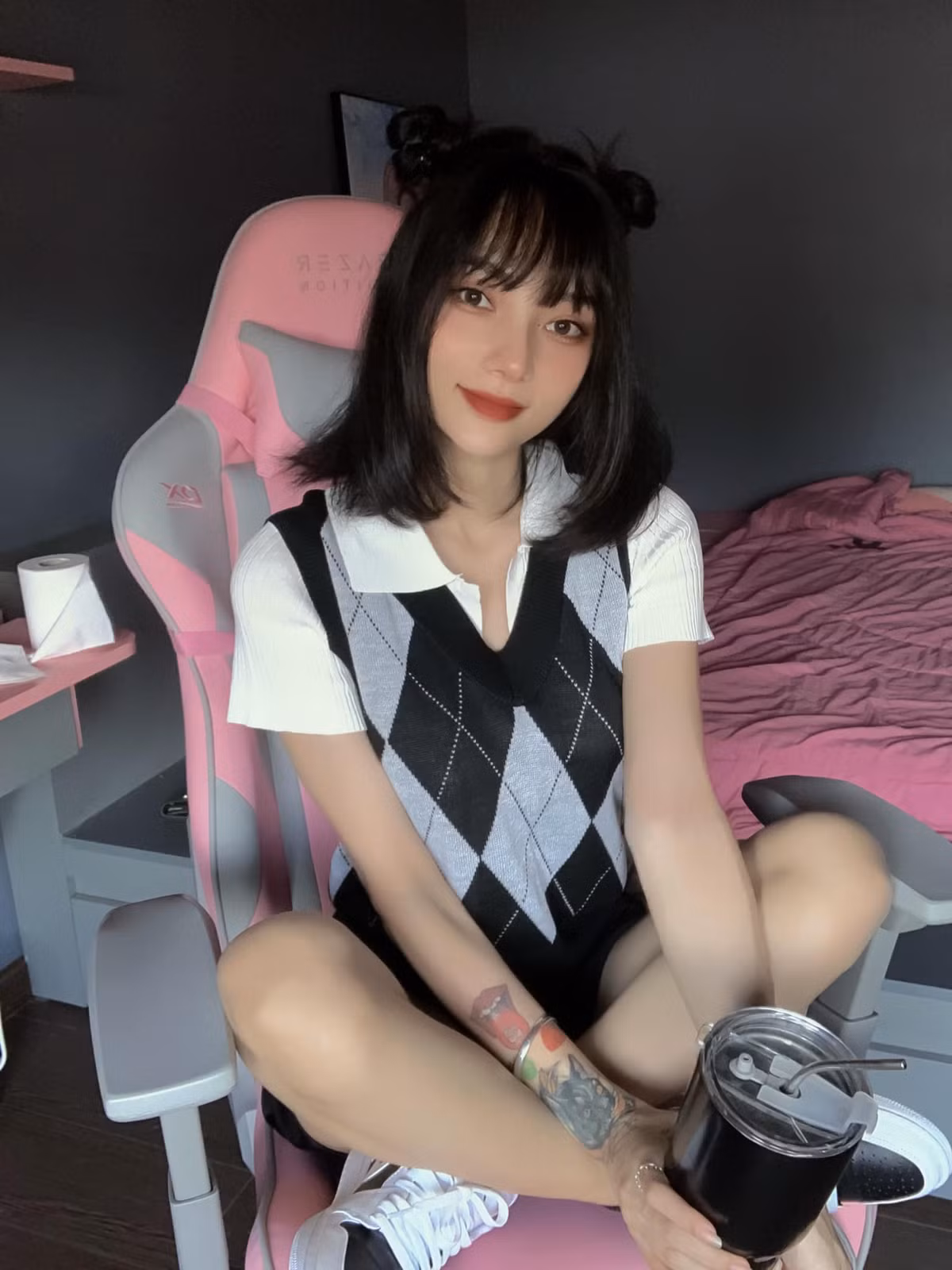 Mặc dù không quá cao - 1m63 nhưng cô có hình thể cân đối với số đo lần lượt là 83 - 54 - 86 cm.