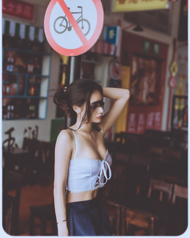 Công việc chính của Anh Thư là streamer. Ngoài ra, cô còn kinh doanh thời trang và làm người mẫu ảnh.