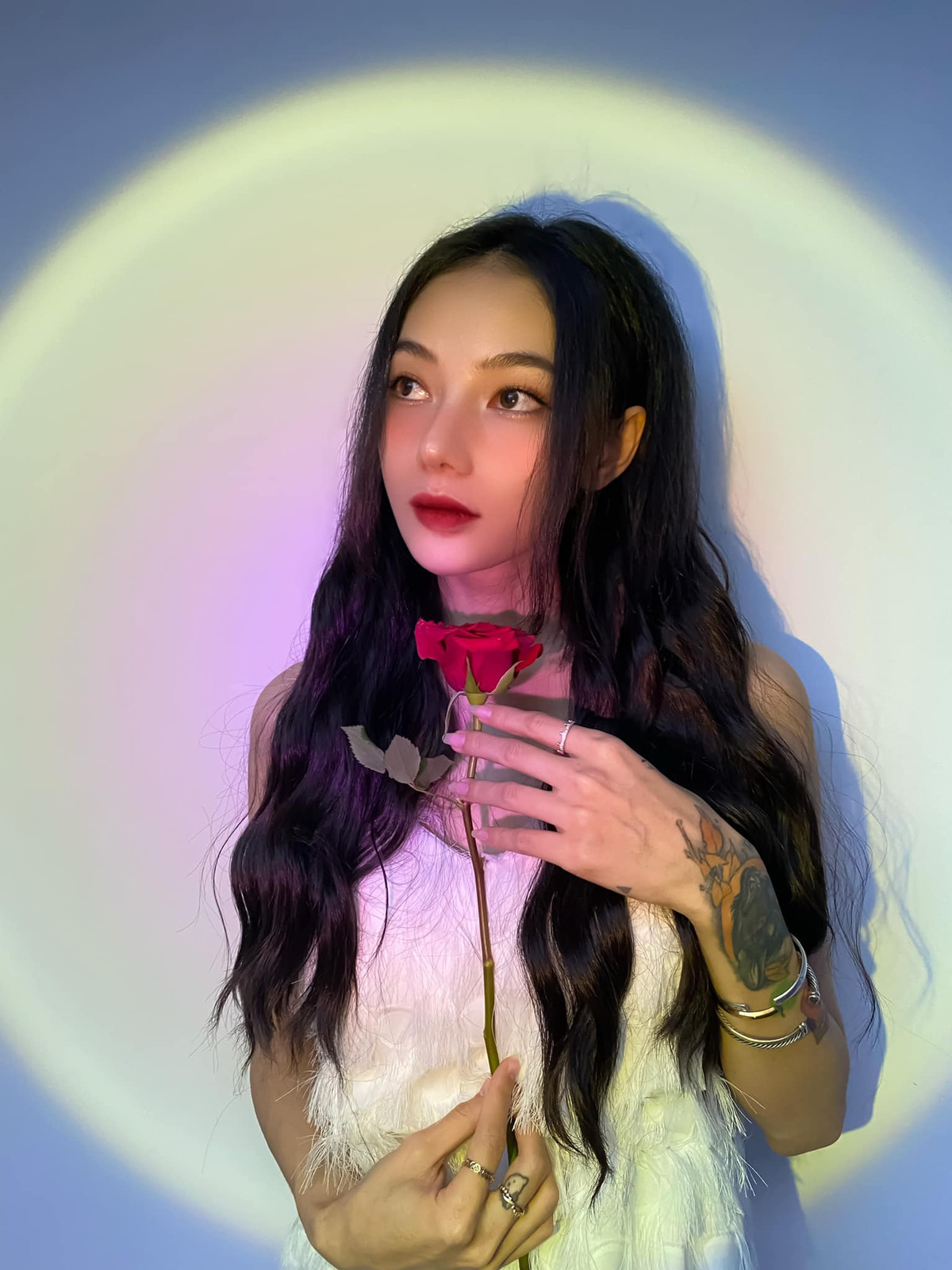 Mặc dù sở hữu nhiều hình xăm nhưng người đẹp streamer vẫn được khen ngợi bởi vẻ đẹp nữ tính.