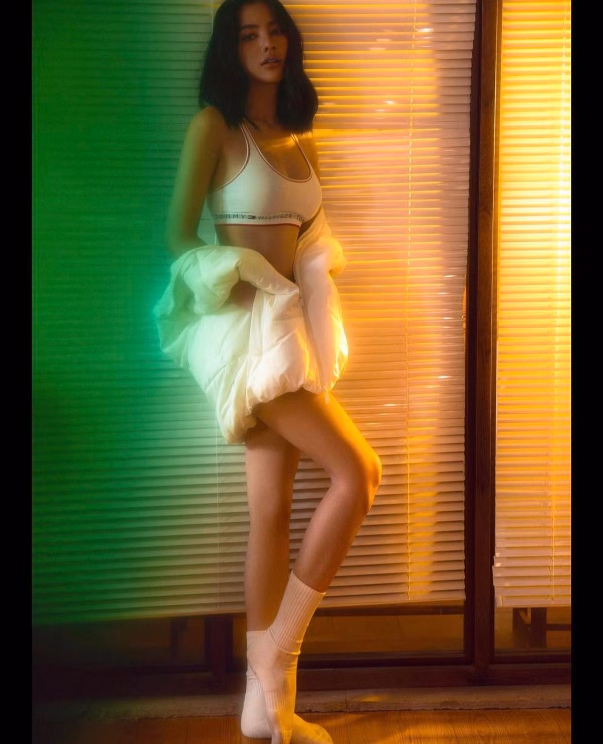 Mới đây nhất, Cẩm Đan đăng tải những bức ảnh diện đồ bikini màu trắng khiến bao trái tim cô đơn phải xốn xang. Với bộ đồ này, gái xinh An Giang khoe trọn được đường cong điểm 10 của mình.