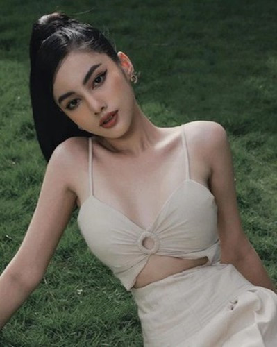 Cách đây chưa lâu, Cẩm Đan cũng không ngại khoe body khi diện bộ body suit khoét hông cao để lộ vòng eo thon gọn và đôi chân dài thẳng tắp.